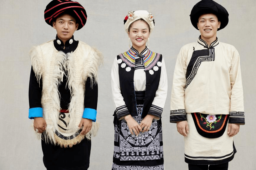 在汶川,随处可见五彩缤纷的羌族服饰历史悠久.