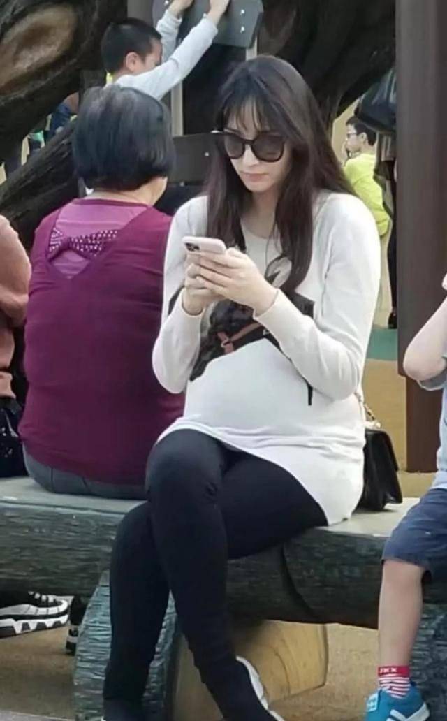 吴佩慈挺四胎"巨肚"逛街,穿着朴素顾不上打扮,累到狂打哈欠_黑色_的