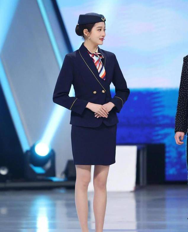 肉丝丝袜搭配红色制服,关晓彤再现最美空姐,网友:太美了_时尚_女明星