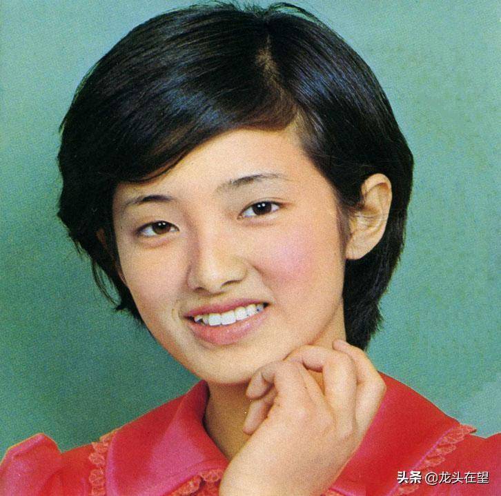 红色的山口百惠,那是火,那是光,那是记忆_笑容_西装_青春