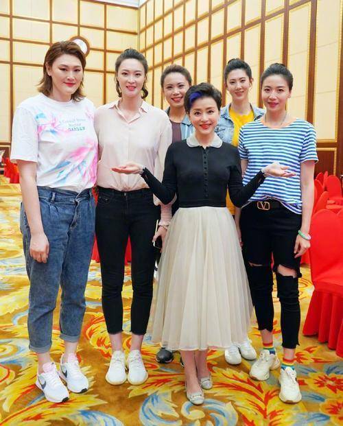 乘风破浪的姐姐为何邀请曾春蕾参加,却没有邀请朱婷?_球迷_球员_年龄