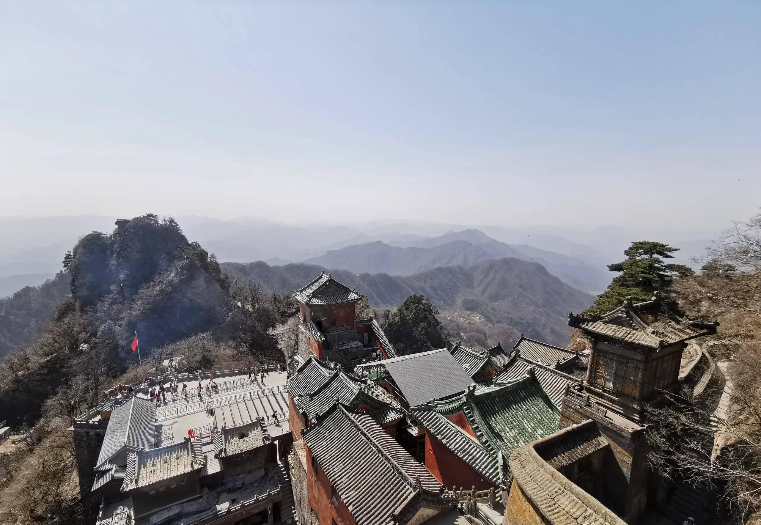 武当山最好的旅游方式是缆车,五六百米落差,很多大角度台阶上下_山岭