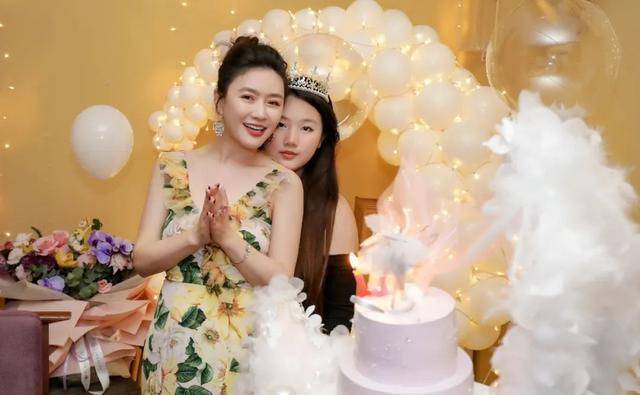 当红时嫁人生女,母亲和丈夫相继离世后,一人撑起两个家,46岁的田海蓉