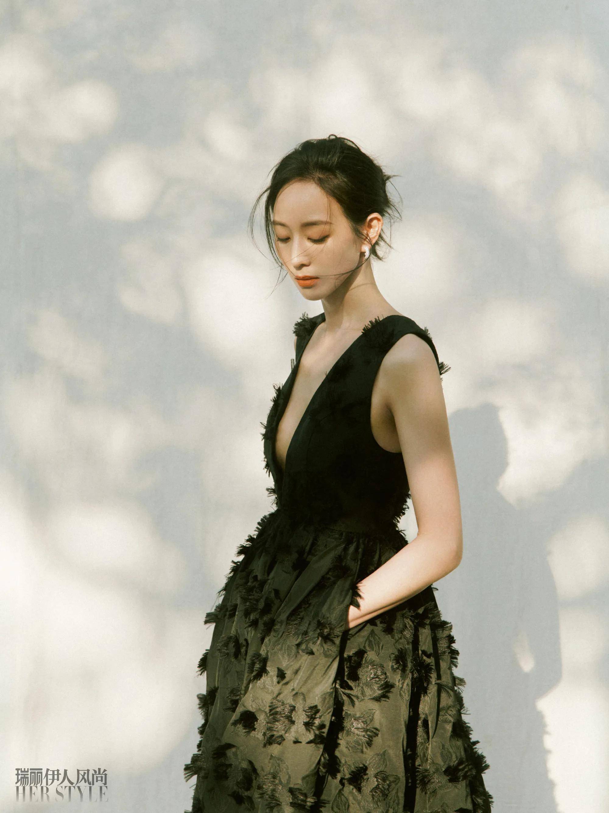 张钧甯新鲜春日静谧大片好有气质,黑裙知性迷人,白裙优雅静谧_姐姐