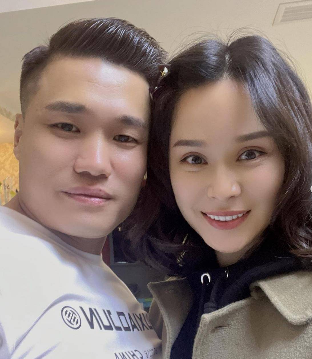 奥运冠军吕小军情人节晒一家四口全家福:妻子漂亮,女儿们可爱