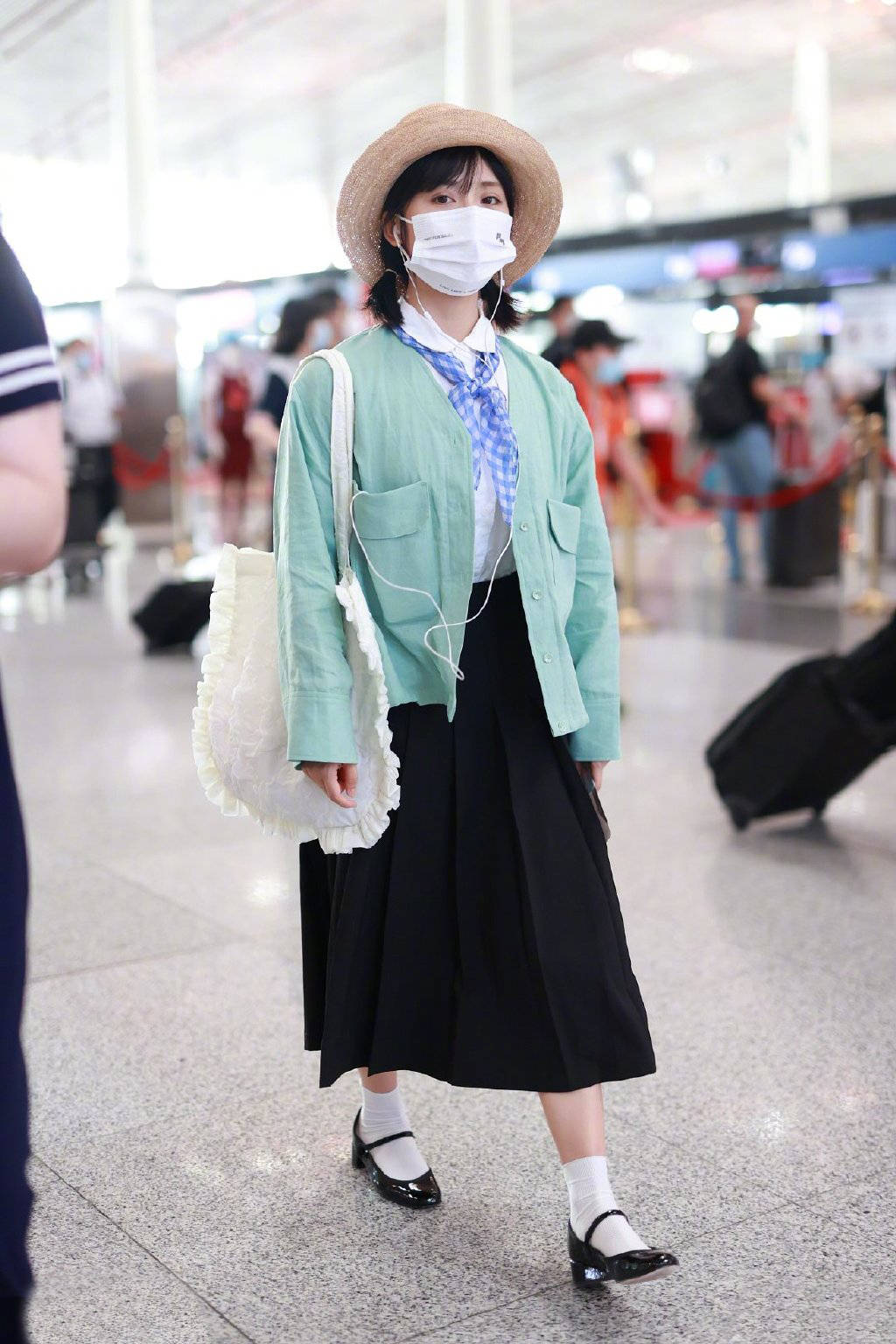 沈月美美晒机场照,评论区:减一下肥谢谢沈月_上镜_生活_体重