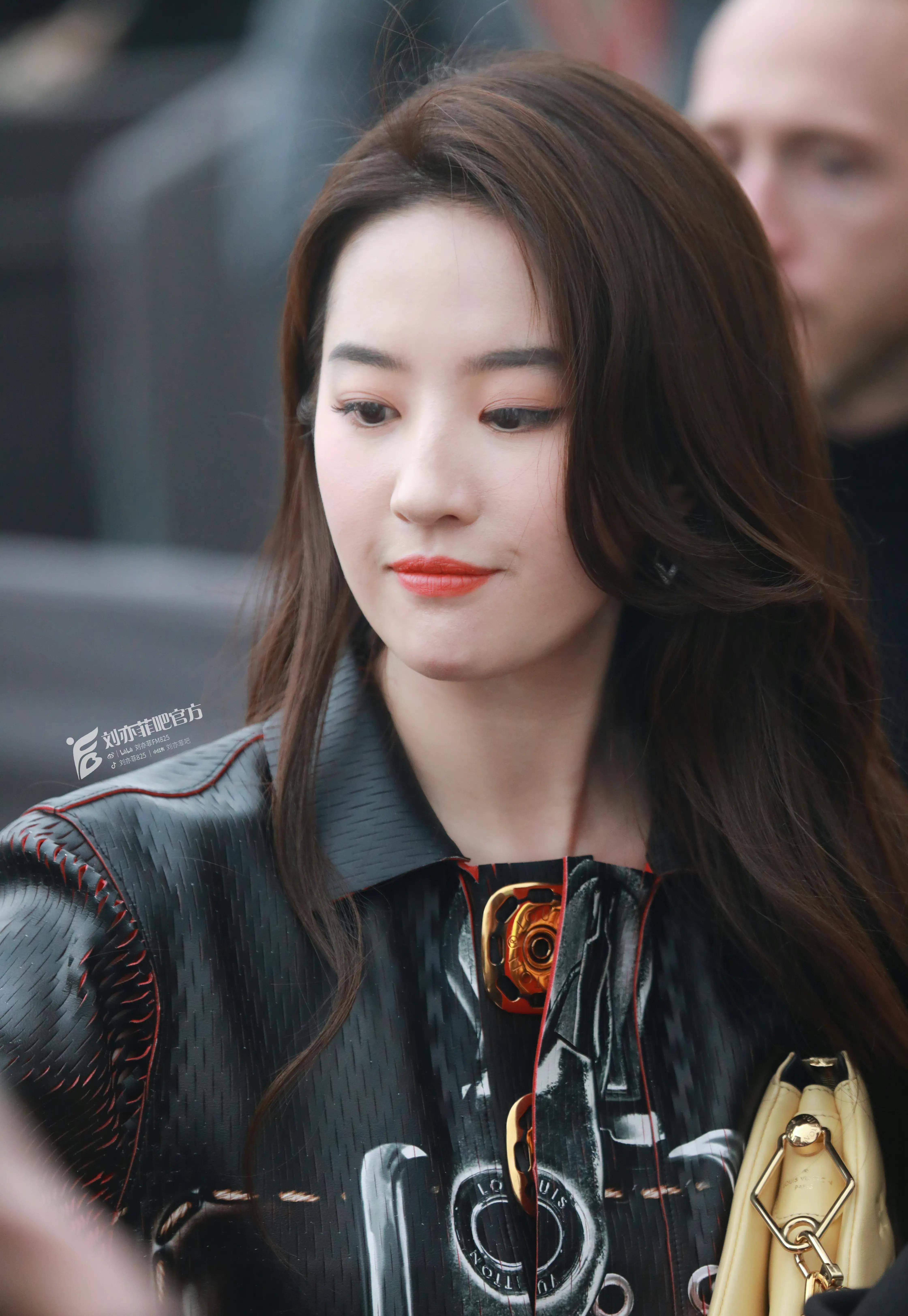 偶遇刘亦菲巴黎逛街,纯素颜好温柔漂亮,皮肤状态仿佛能掐出水_女明星