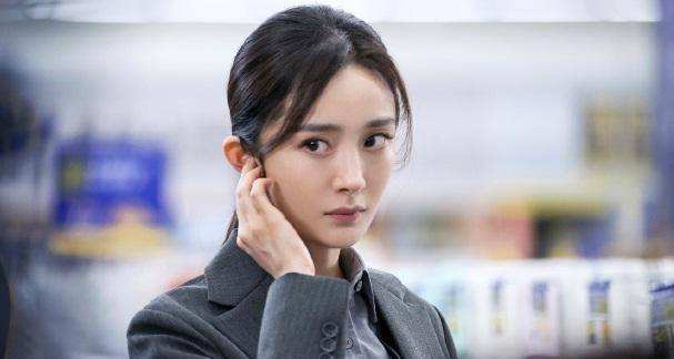 从《完美女孩》,到《刺杀小说家》,再到《暴风眼》,杨幂最新的三部
