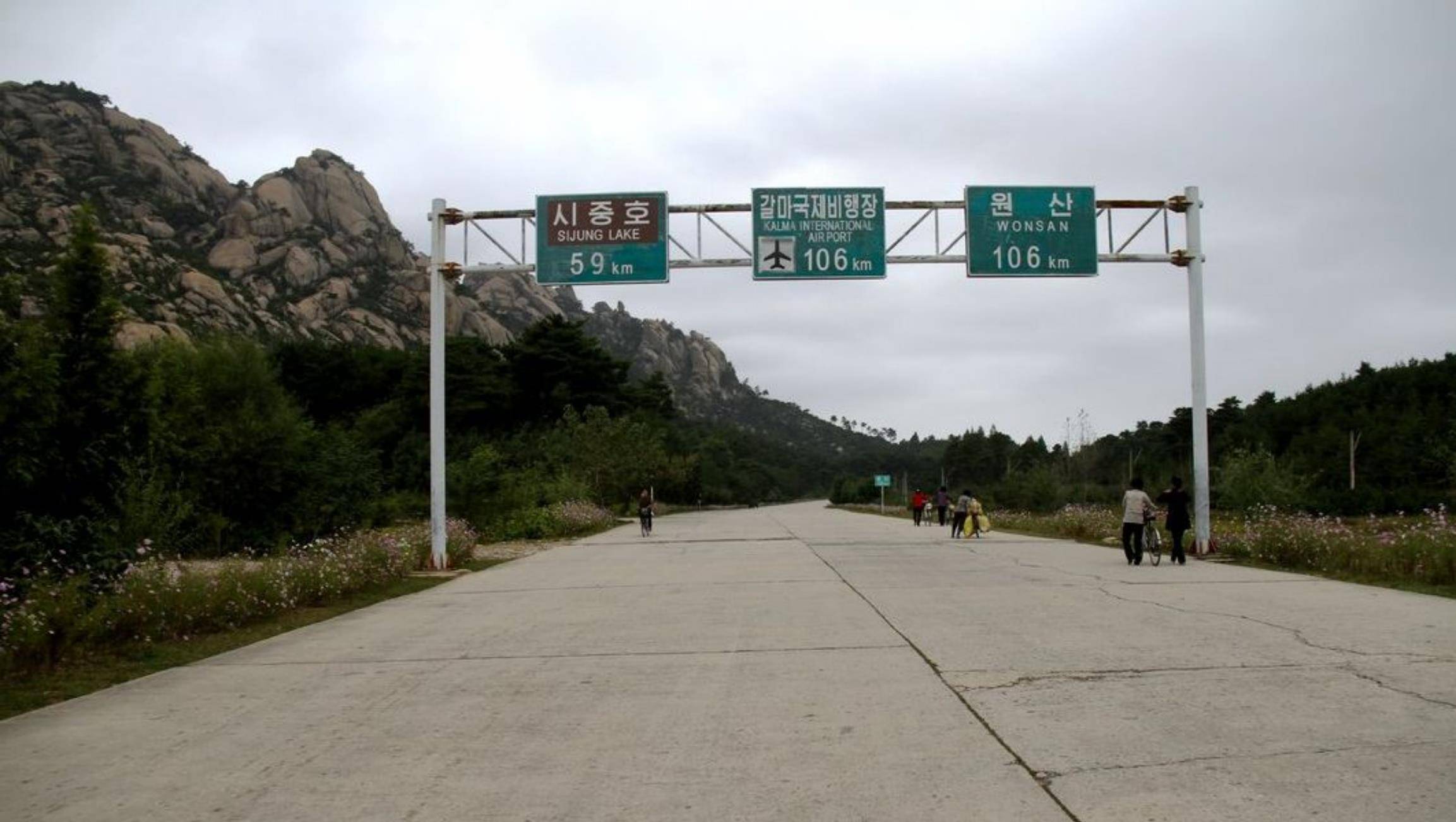 朝鲜有趣的"高速路",虽然免费,却一路颠簸
