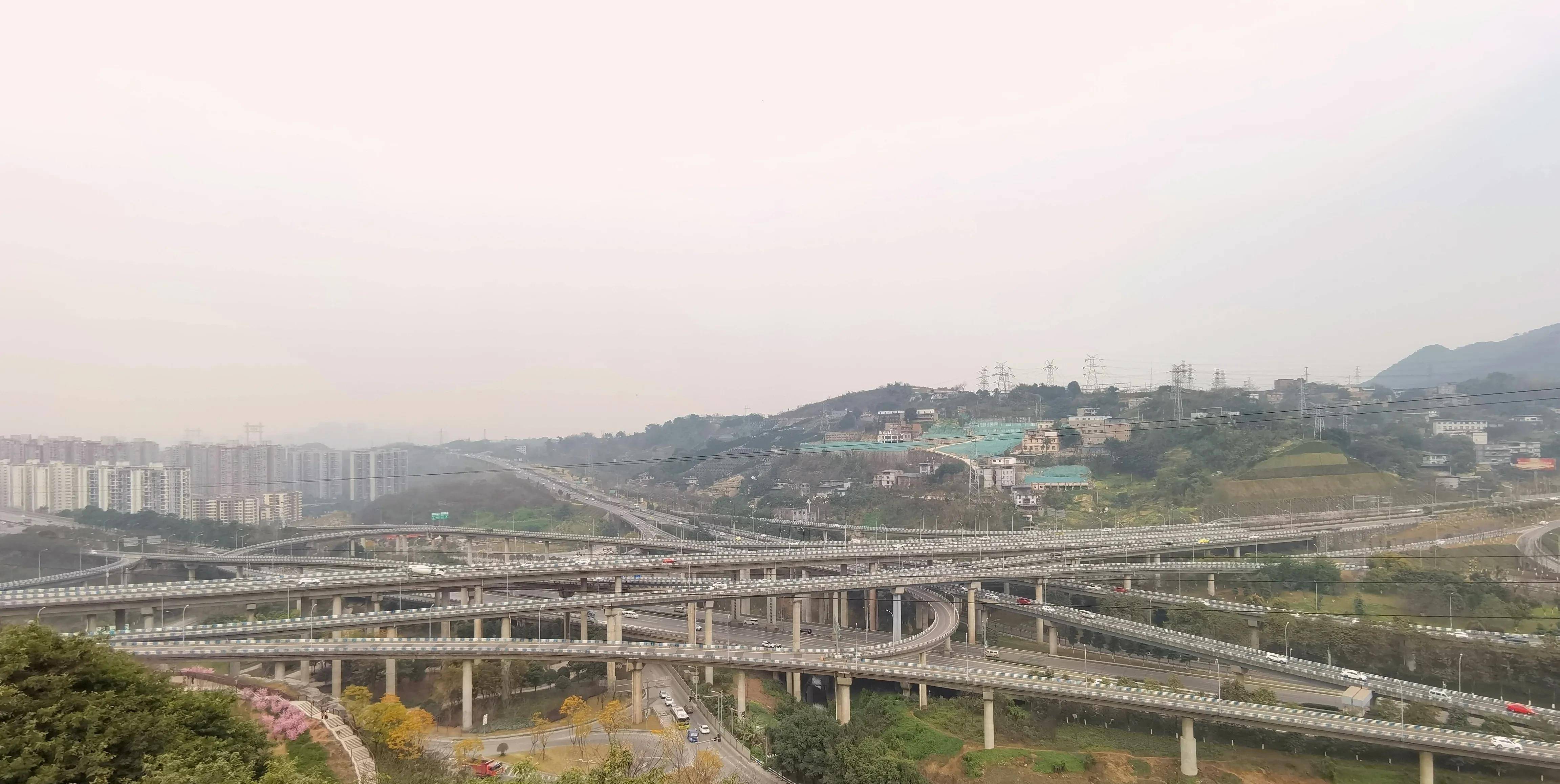 專門欣賞重慶盤龍立交的黃桷灣公園,卻有一處更好觀景點(攻略)_梅花