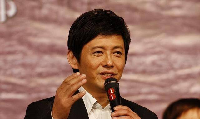 他是董卿相恋6年的前任,也是原"央视一哥",娶小娇妻生活幸福_程之