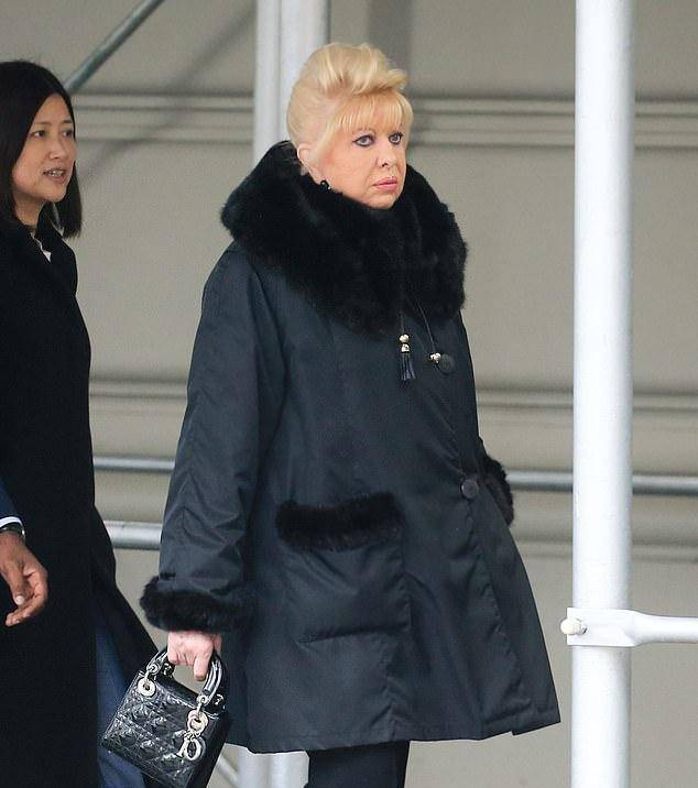 穿斑点上衣涂口红,皱纹这么少好佩服_唐纳德·特朗普_玛丽_凡妮莎