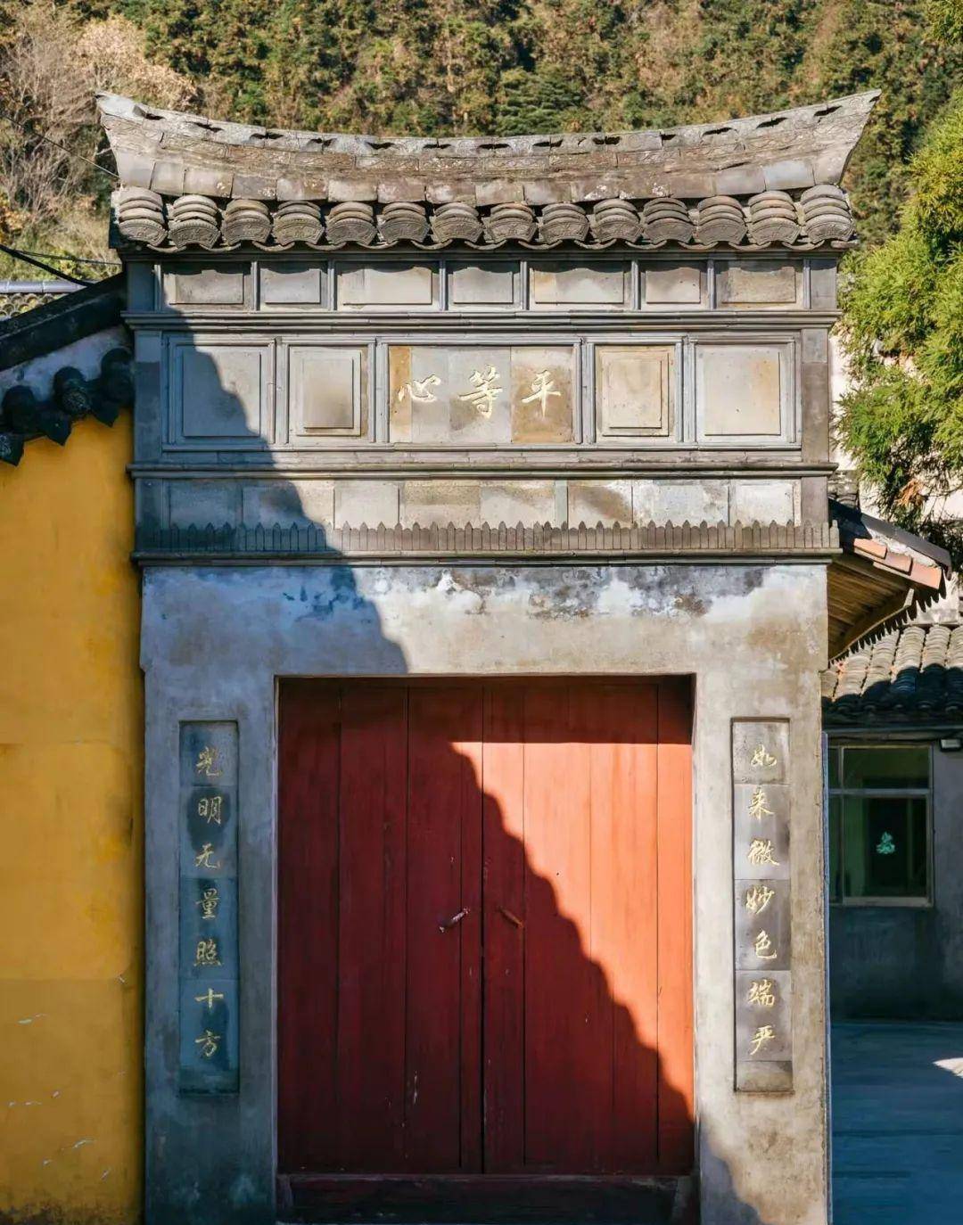 上的千年古刹一座隐藏在城市边缘的金峨寺02在这里把冬天没说完的话
