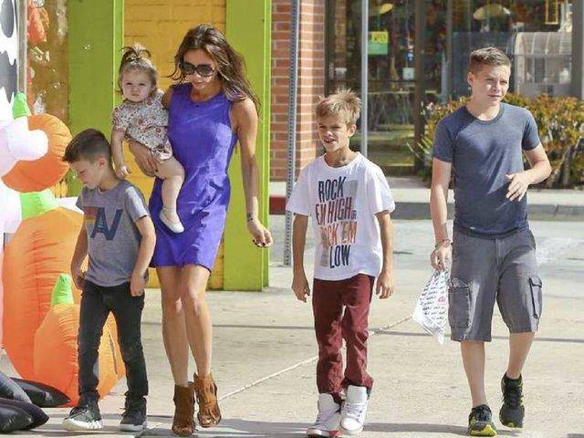 老婆蒋丽莎现育有三女一子,大女儿陈雅薷,二儿子陈瓃逸和三女儿陈若嫣