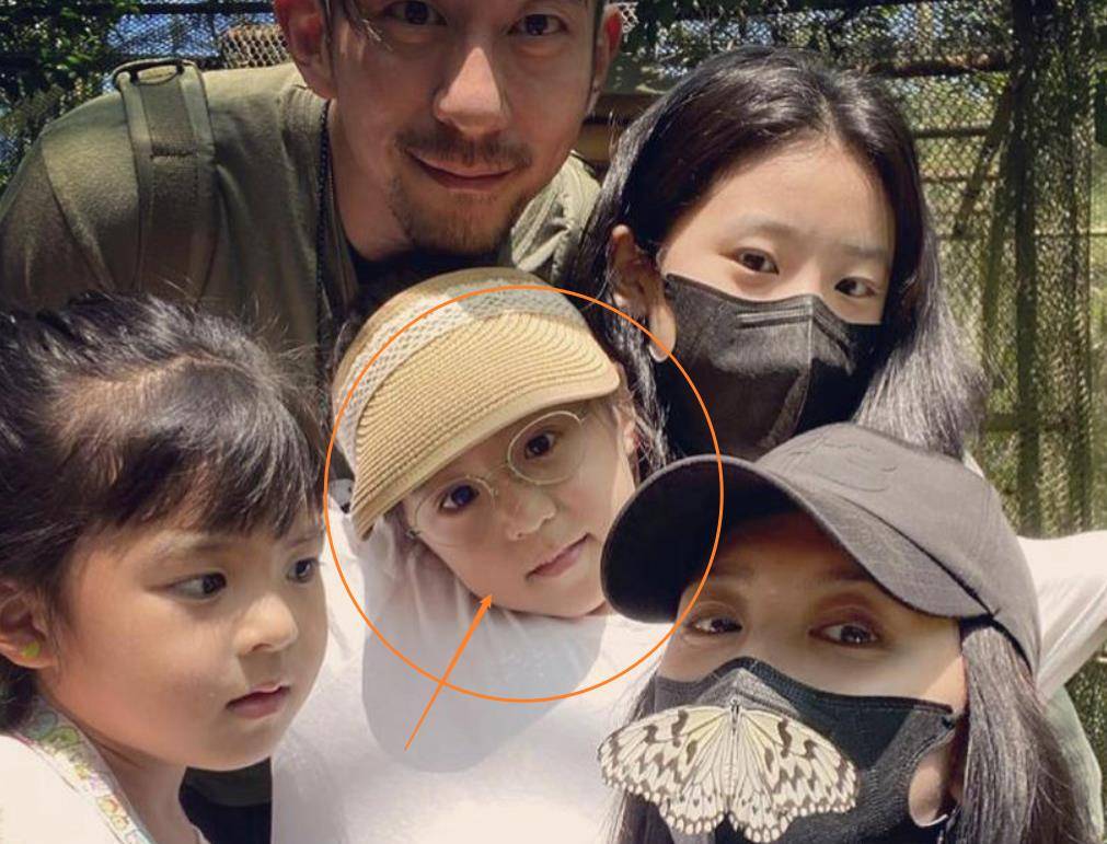 五口出游,梧桐妹身高赶超妈妈,咘咘颜值却惊艳大家_照片_女儿_修杰楷