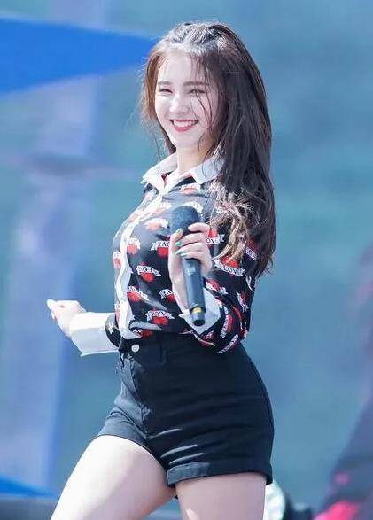 不同于其他明星模特的纤细苗条,李承利的美是曲线的美感,163的身高