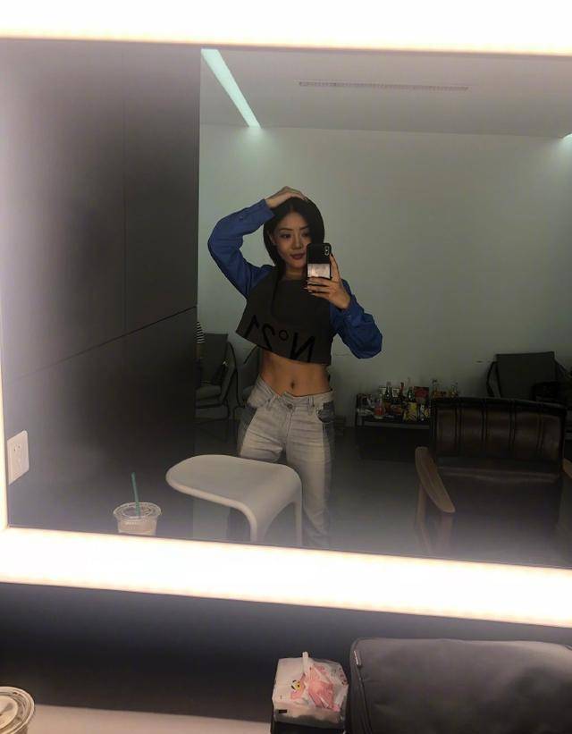 娄艺潇调侃邓家佳体重果然是亲闺蜜,抱狗深蹲太可爱了吧_网友_明星