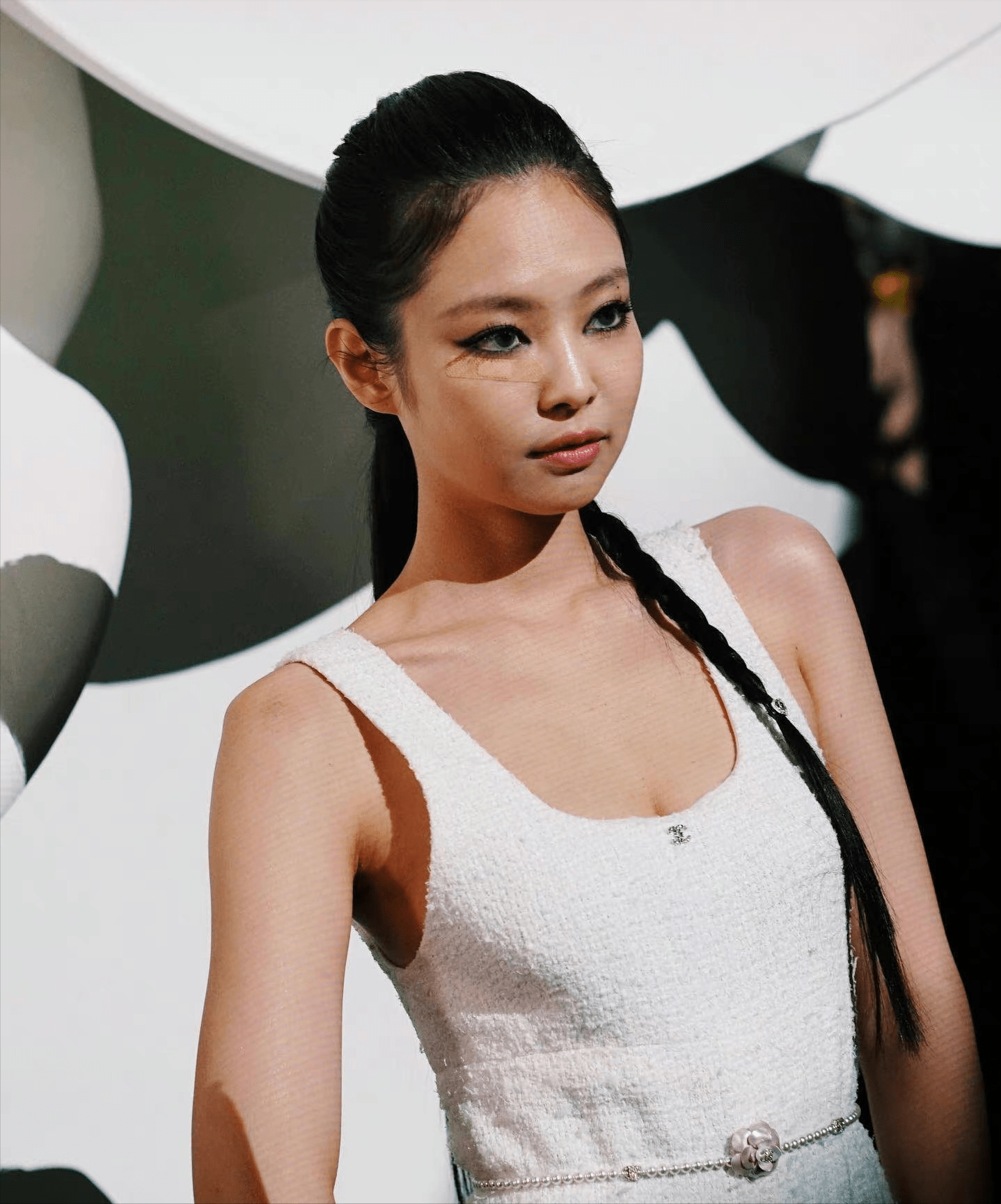 jennie"破相"也不忘参加活动,简洁服装搭钓系眼妆,很有高级感_珍妮