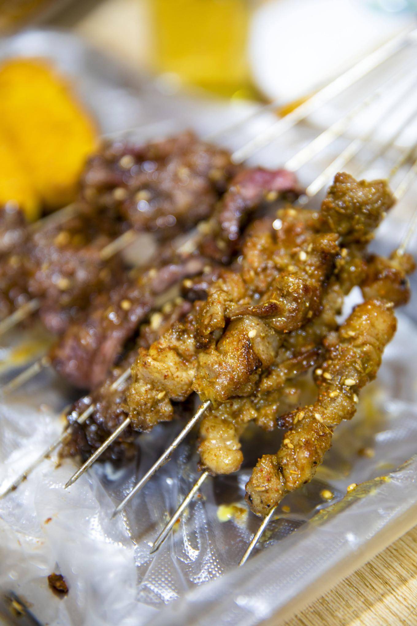 东北深夜的烧烤店,它对漂泊在外的游子来说,是家的