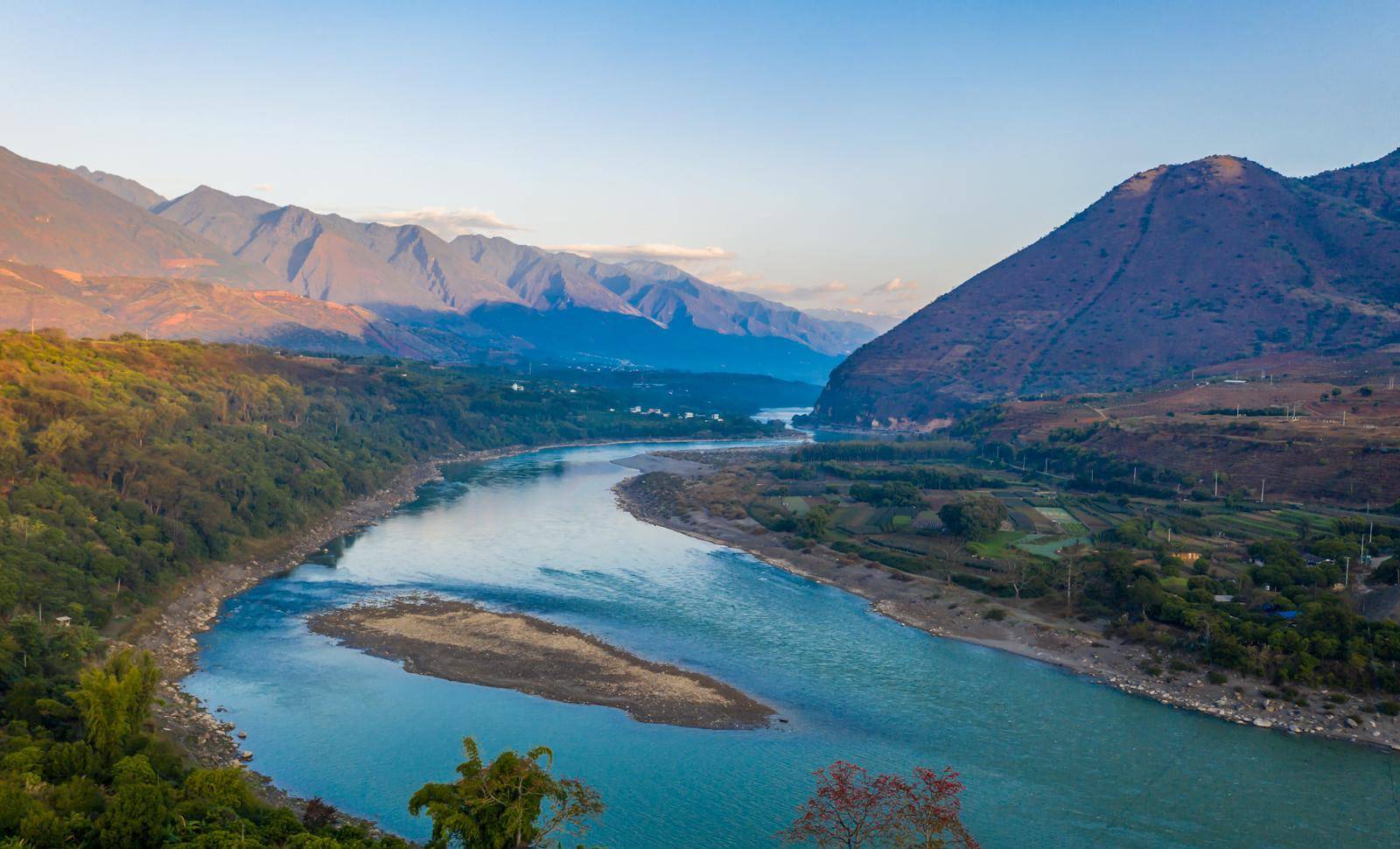 《旅游摄影日志》:顺"怒江"而上 江畔景色唯美惊艳_沙滩_国道_木棉花