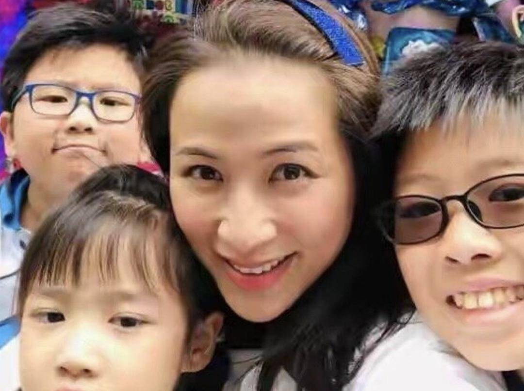 时尚麦家琪与刘锡明合照身材俱佳!