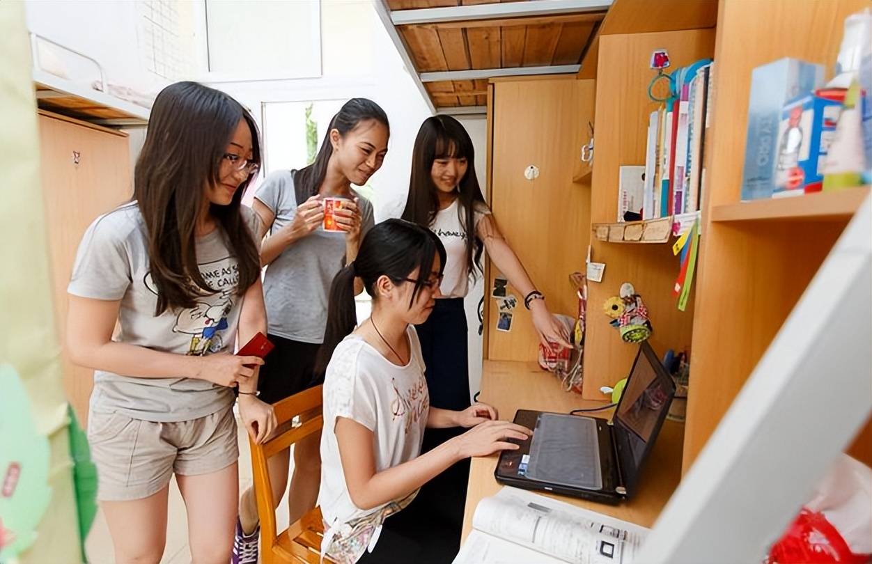 "把你脑袋埋进被窝",女大学生与室友激烈争吵,现场火药味十足_寝室