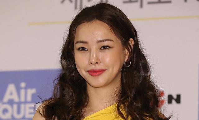 选美冠军李哈妮与尹启相官宣分手_公司_交往_回应