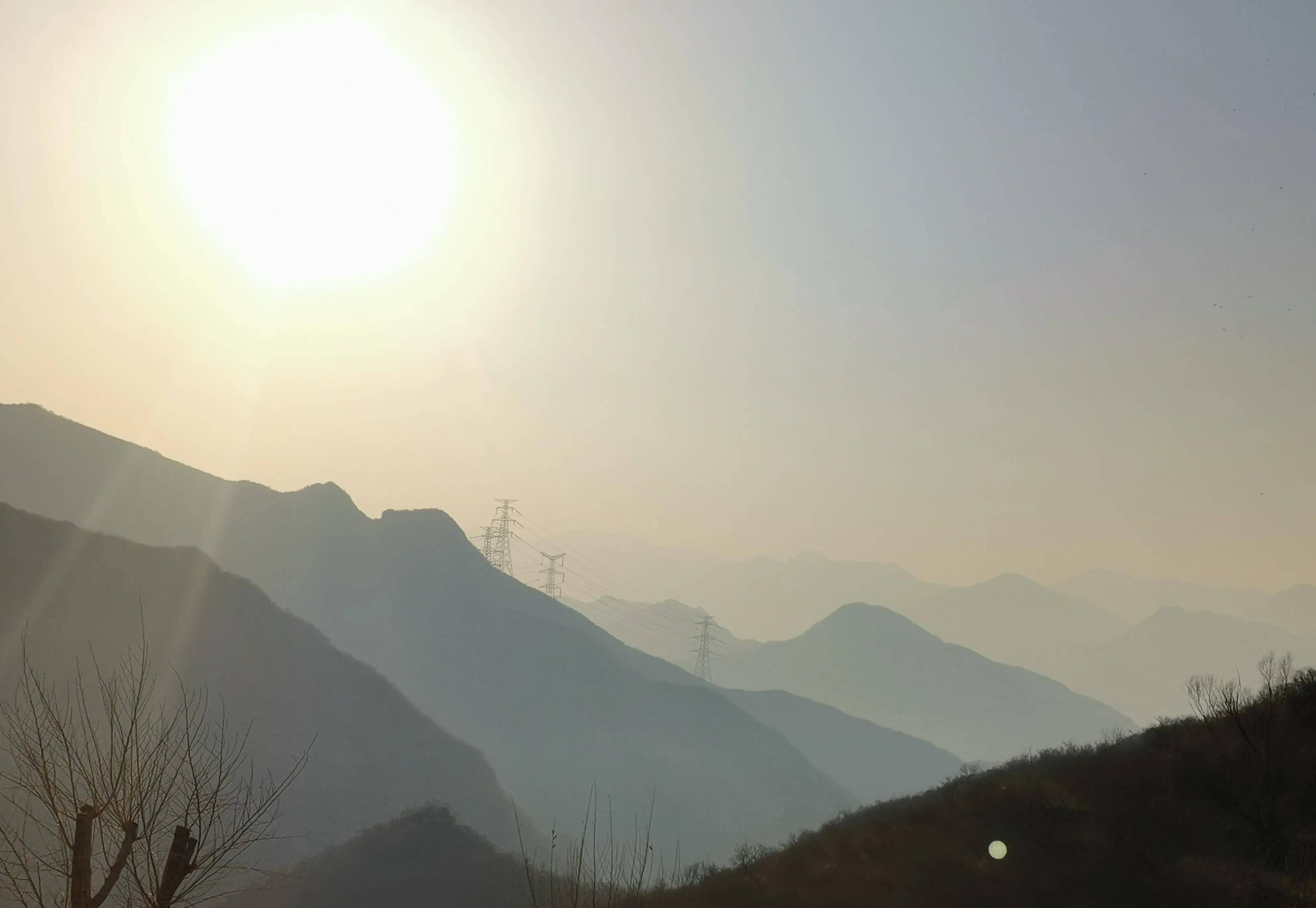 傍晚进山,北京门头沟古道荒村7公里徒步,看枯藤老树,落日余晖_感觉_风景_山路