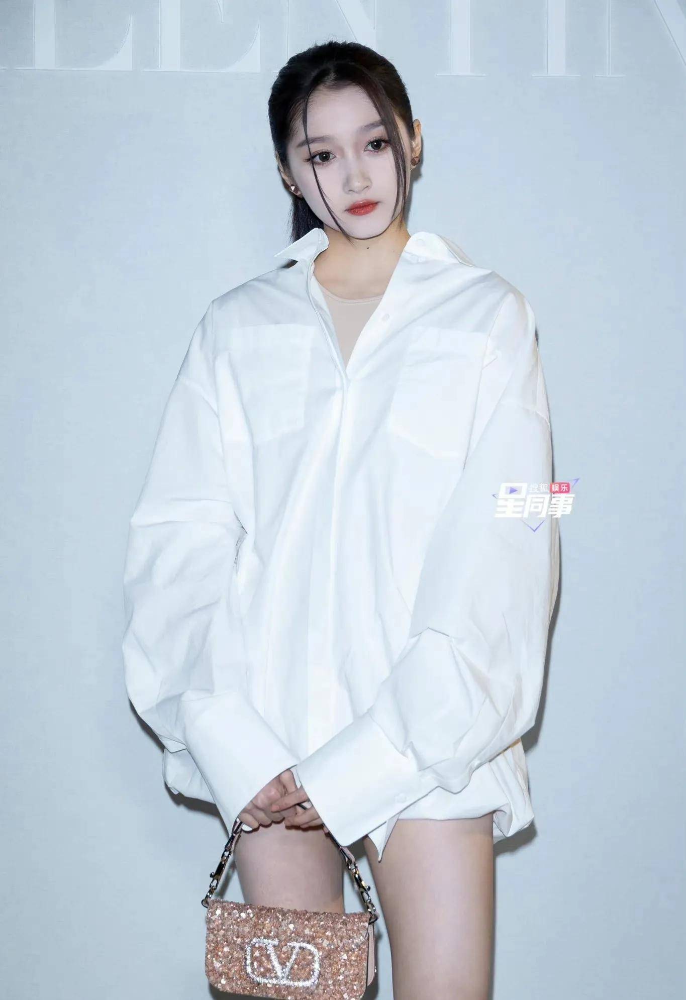 蟑螂须成新潮流?时装周女明星最拉胯的发型_造型_晓彤_时尚