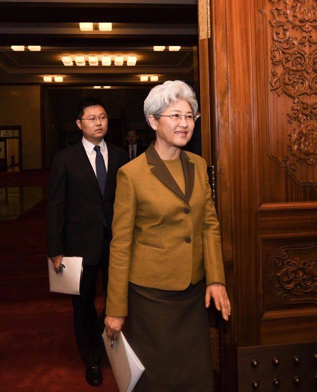 69岁傅莹告诉你:真正优雅得体的女人,根本不会在乎白发和皱纹_围巾