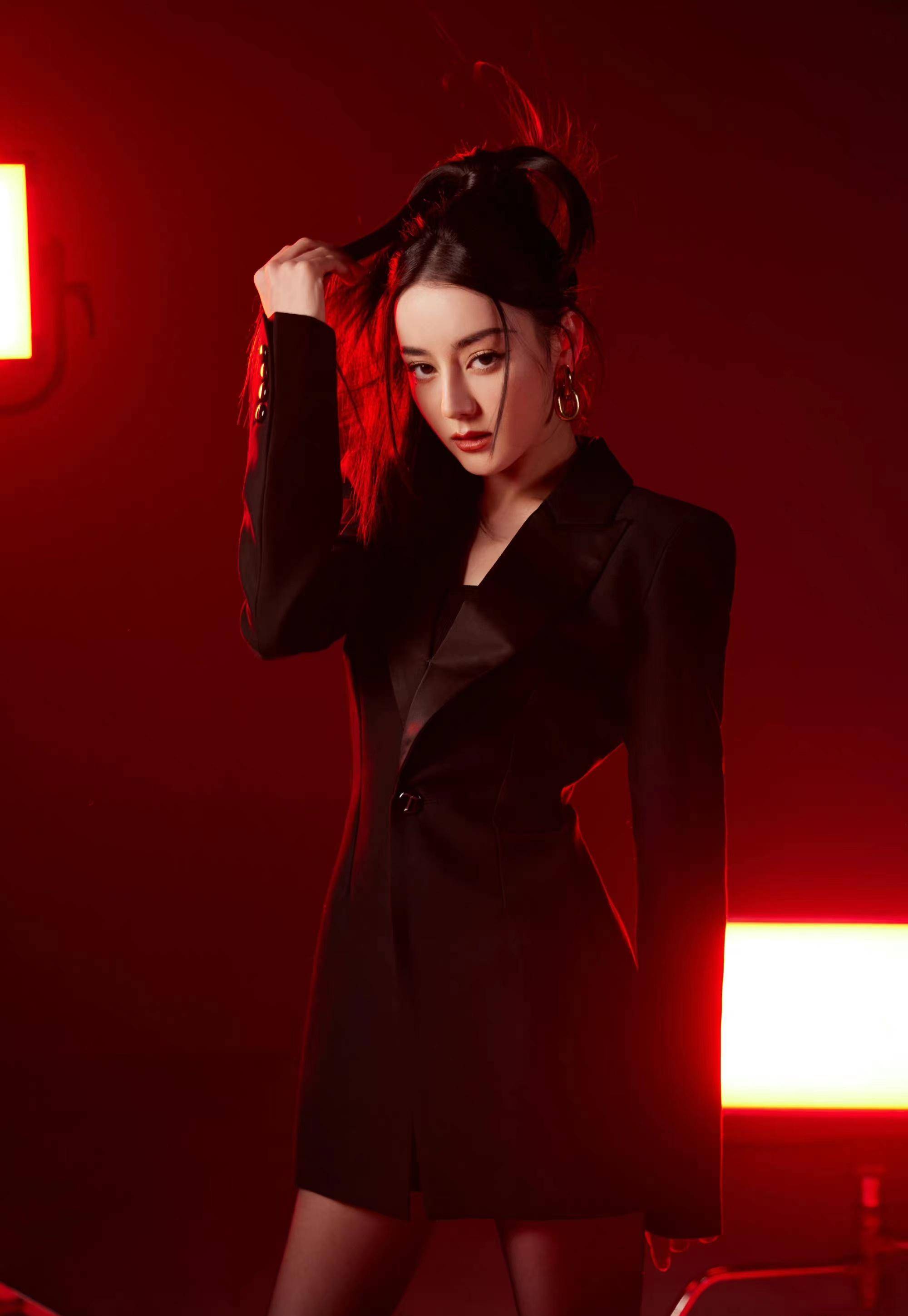 迪丽热巴活动新造型,黑色西装搭高马尾,气场全开御姐范十足!