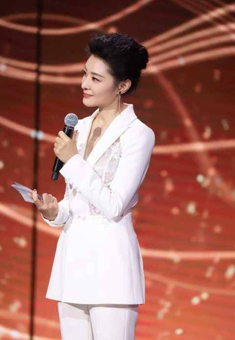 周涛亮相活动,白衬衫搭配黑裤子,打扮得知性优雅_中央电视台_电影