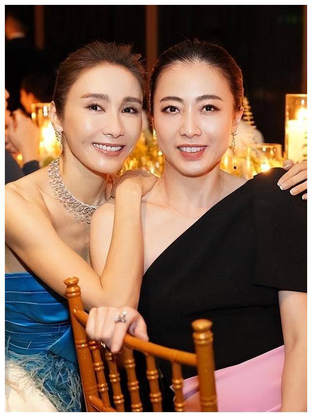 李嘉欣获得服装评审资格,与张叔平共同合作,为红毯颁发设计大奖_reis