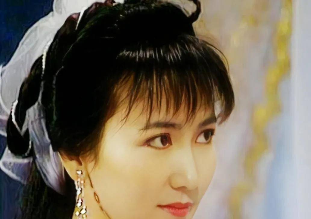 原来当年饰演小青的陈美琪曾经也扮演过白娘子,感觉她更适合小青_版本