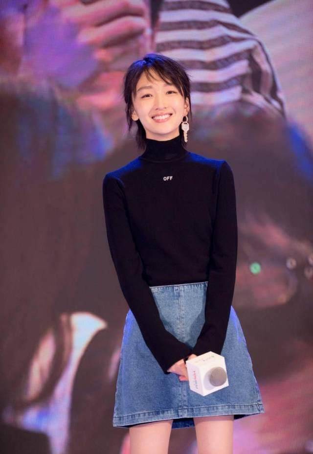 周小妹个子矮,却能够轻松玩出大长腿,红色踝靴忒美_造型_气息_凹上