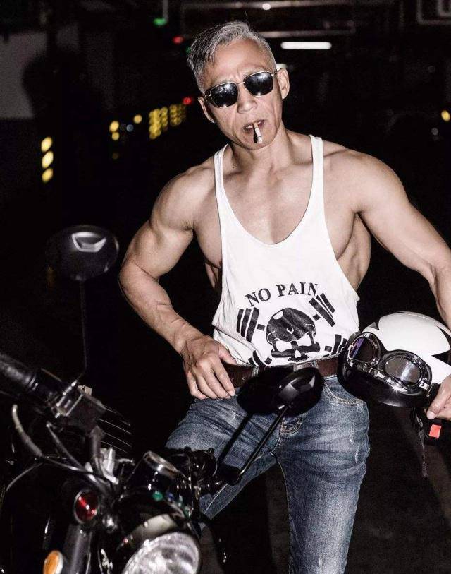 61岁大爷帅爆米兰时装周,他用"逆生长"重新定义了老年生活_好身材