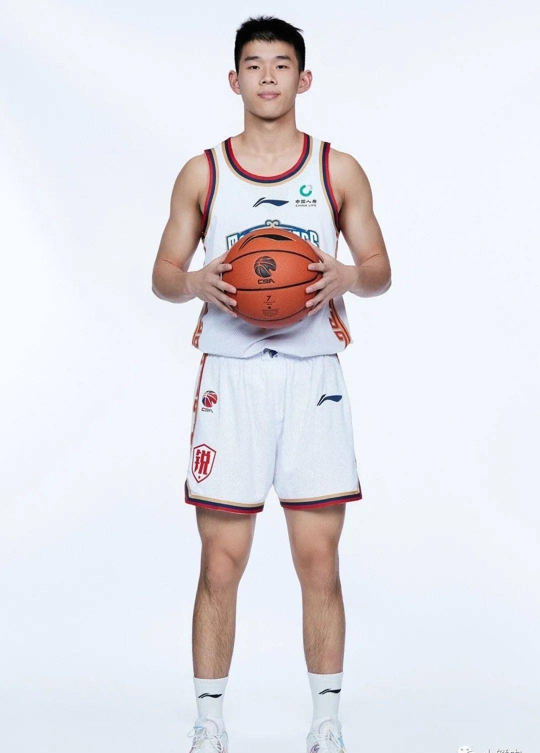 19岁篮球运动员林葳脱衣扔球衣,男球迷抢走!_比赛_三分球_身材