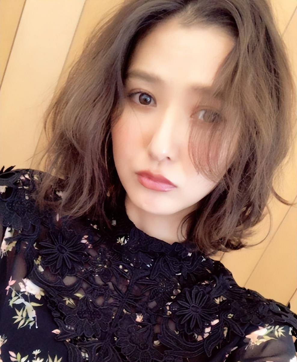 四川妹子裴唯莹有港版松隆子之称,2003年裴唯莹远赴布拉格拍摄周杰伦