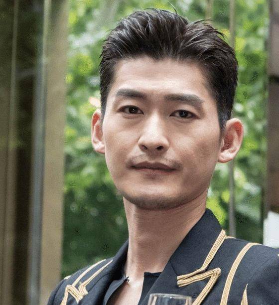 张翰参加活动近照流出,变老标志愈发明显_脸部_年纪_的表面