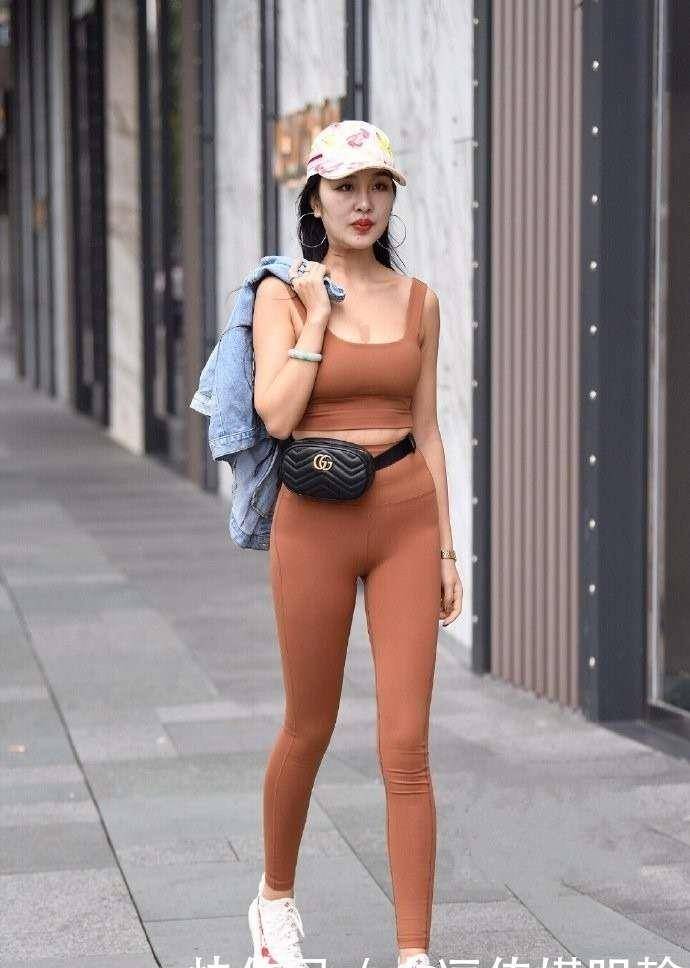 同样是穿紧身运动裤,为什么"微胖"女生更可以穿出味道?