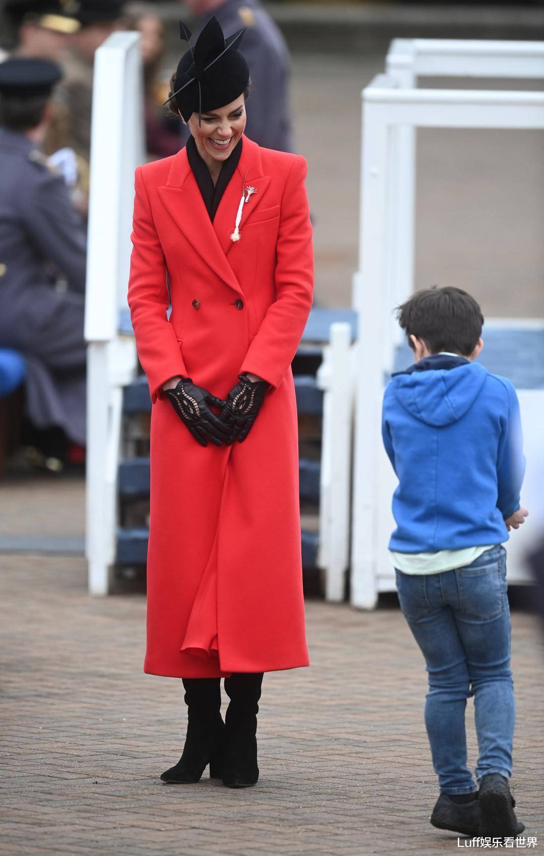 英国凯特王妃一身火红服装亮相,一件物品一用就是17年_威尔斯_王子