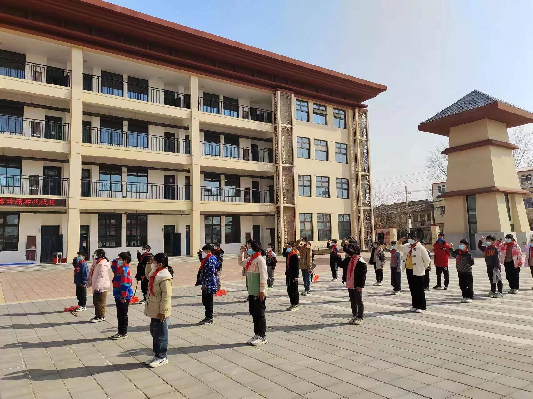 2月3日上午10点,中牟县官渡镇官渡桥小学开展了以高举队旗跟党走