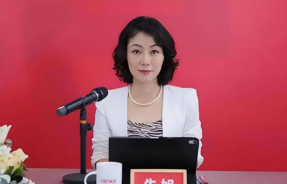"最贵"女秘书朱旭,年薪849万年终奖1000万,48岁却未婚未育_父母_万科