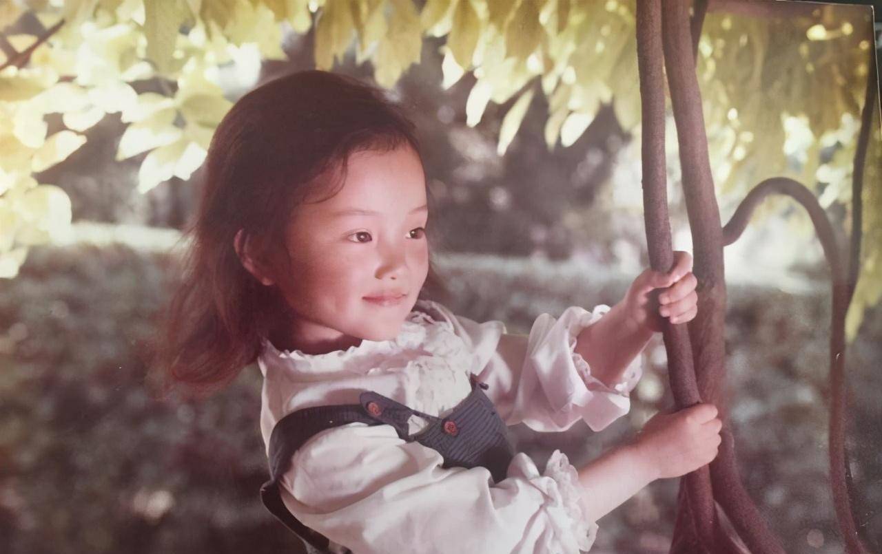 对比李小璐小时候的照片,完全就一模一样,不知道甜馨以后会不会也成为