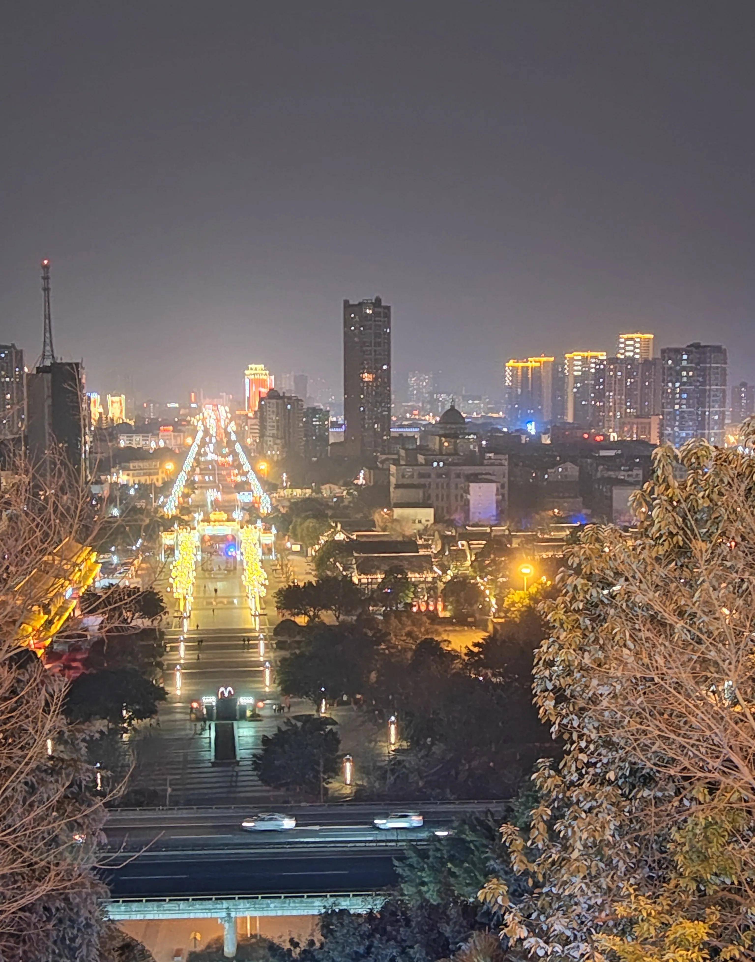钟鼓楼上观市区夜景位置很好钟鼓楼广场入口处的牌坊处于德阳东郊的