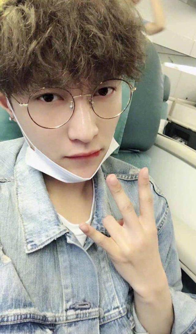 张艺兴晒出戴眼镜的自拍照,他的金色小卷发好看吗_发型_美颜_白色