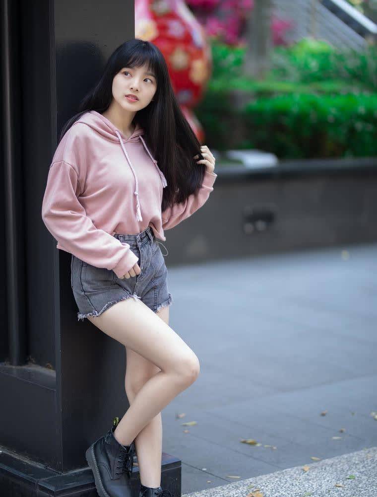 街拍:时尚热裤搭配粉色卫衣,帅气休闲范十足,不失甜美的感觉