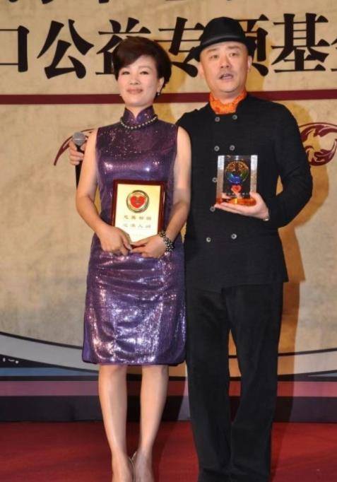 以至于很多人都不知道她是周立波的太太,在一次活动时,胡洁和周立波