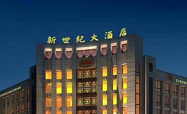 易连峰先是建立了一座新世纪大酒店,在里面却是做着非法的勾当.