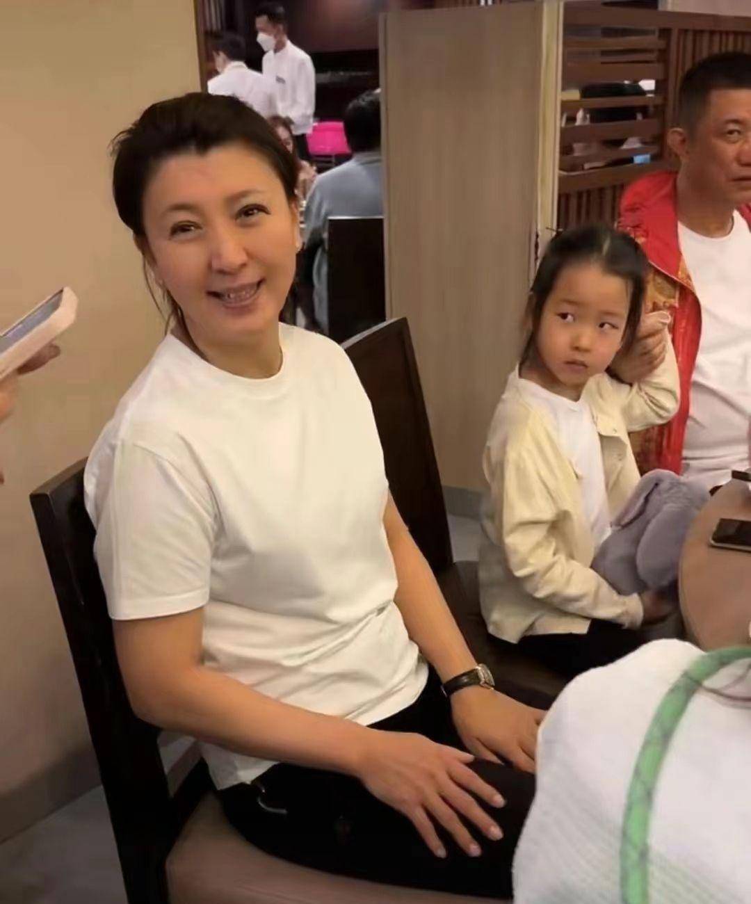 闫学晶一家三口度假!